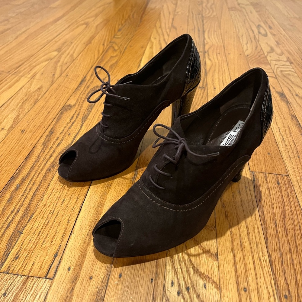 Via Spiga peep-toe brown suede heels size 8.